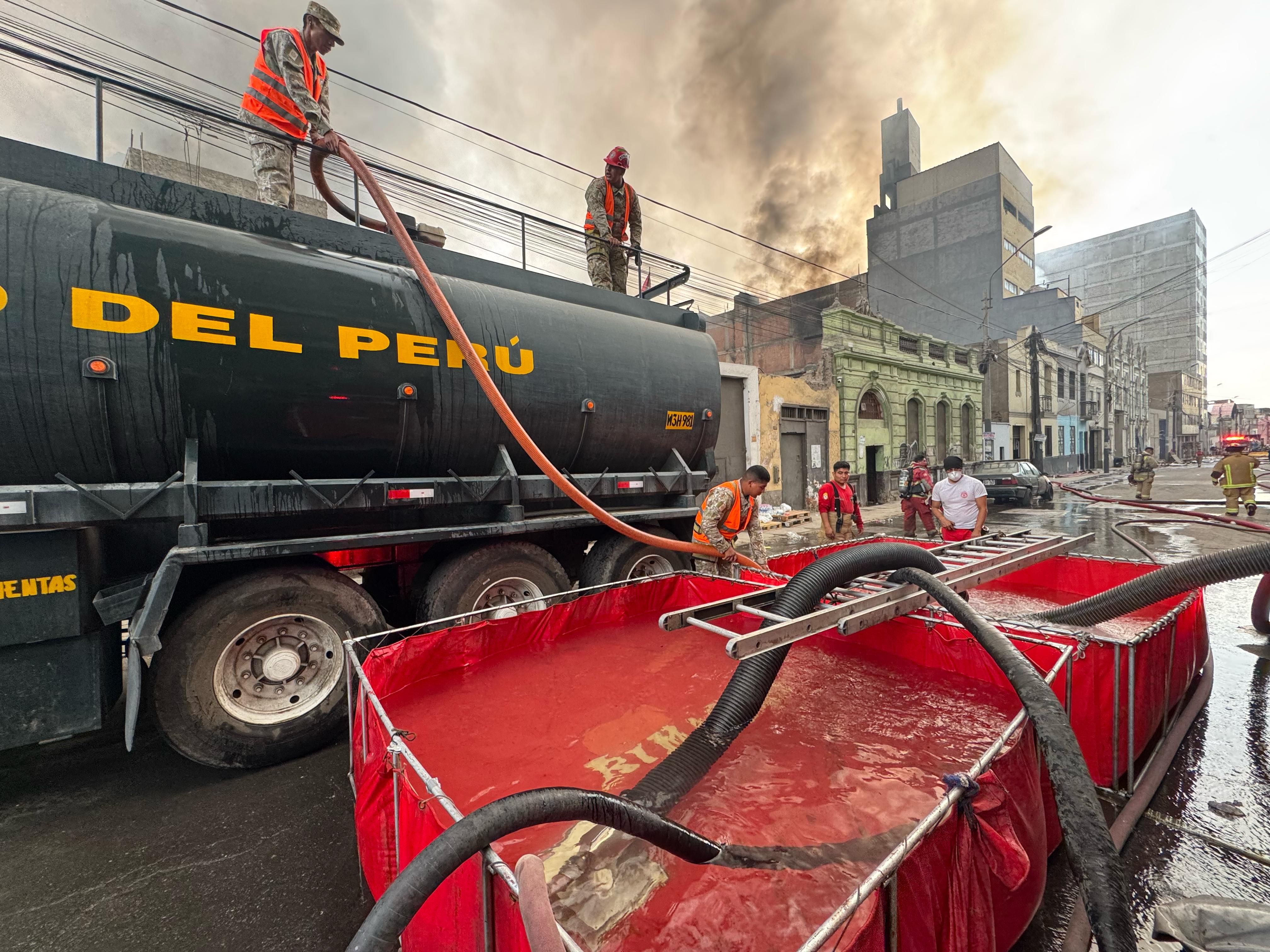 Ejército del Perú refuerza lucha contra incendio en el cercado de lima con abastecimiento de agua