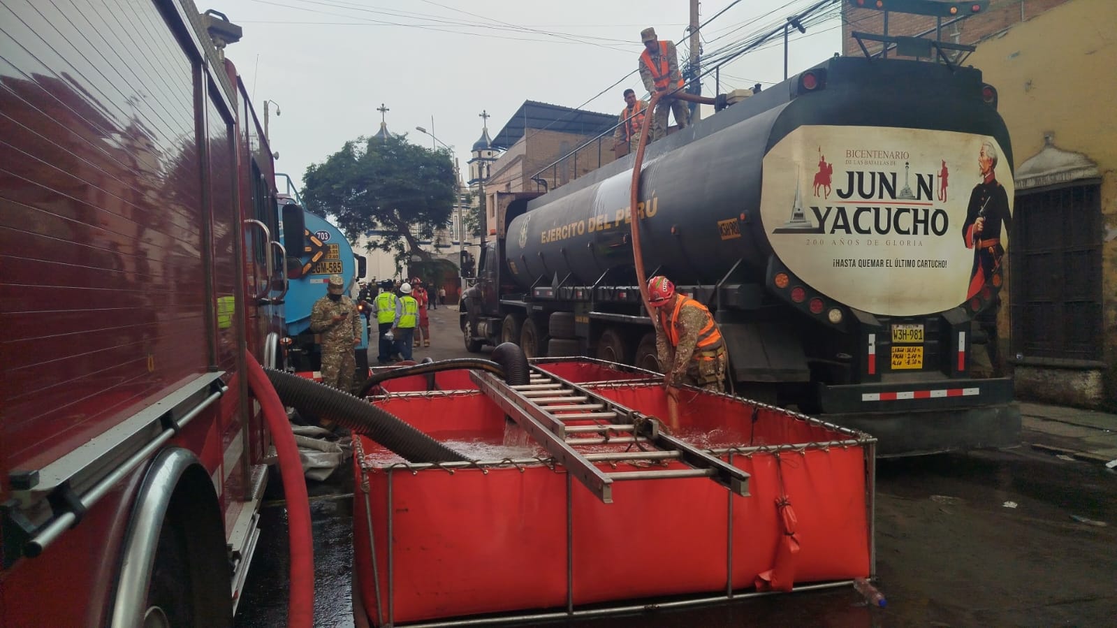 Ejército del Perú refuerza lucha contra incendio en el cercado de lima con abastecimiento de agua