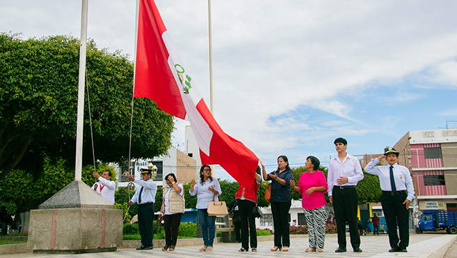Autoridades realizan izamiento del pabellón nacional conmemorando el día de la mujer