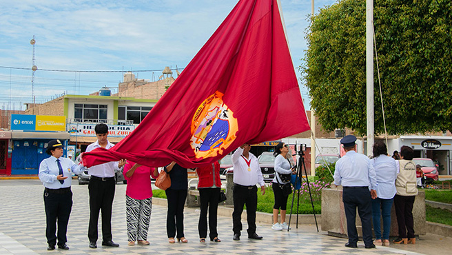 Autoridades realizan izamiento del pabellón nacional conmemorando el día de la mujer