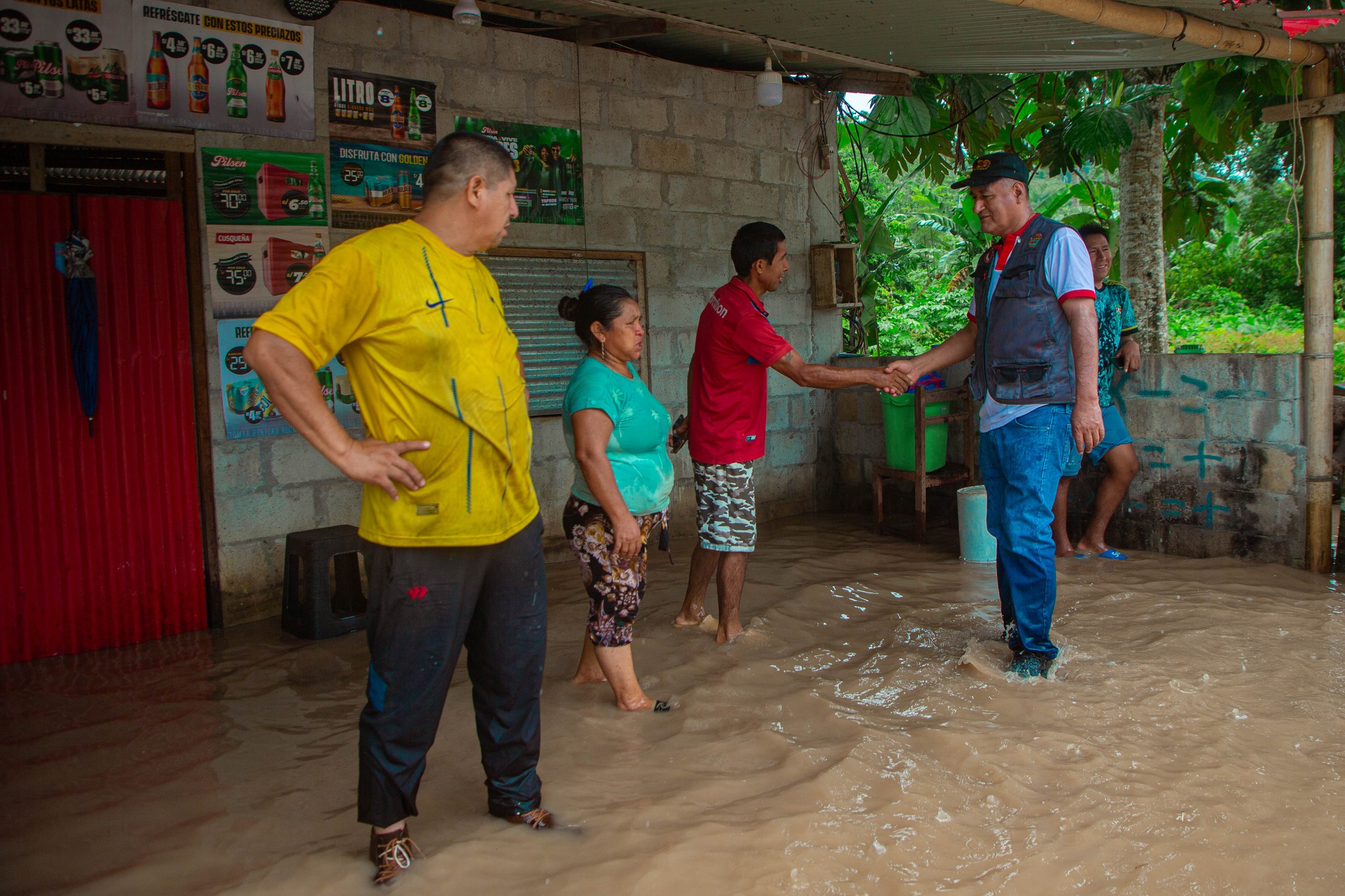 Alcalde de Kimbiri asistiendo a familias afectadas