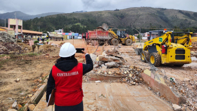 Junín. -  La Contraloría General de la República detectó retrasos y deficiencias en la obra de mejoramiento de la I.E. Túpac Amaru, en Chilca, Huancayo. El proyecto, con una inversión superior a S/ 139 millones, busca mejorar las condiciones educativas para más de dos mil estudiantes de secundaria, sin embargo, los problemas identificados podrían afectar su entrega oportuna y la calidad de la infraestructura.