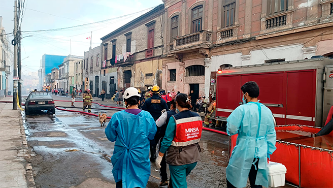 Diris Lima Centro del Ministerio de Salud brinda atención inmediata a afectados por incendio en el Cercado de Lima 4