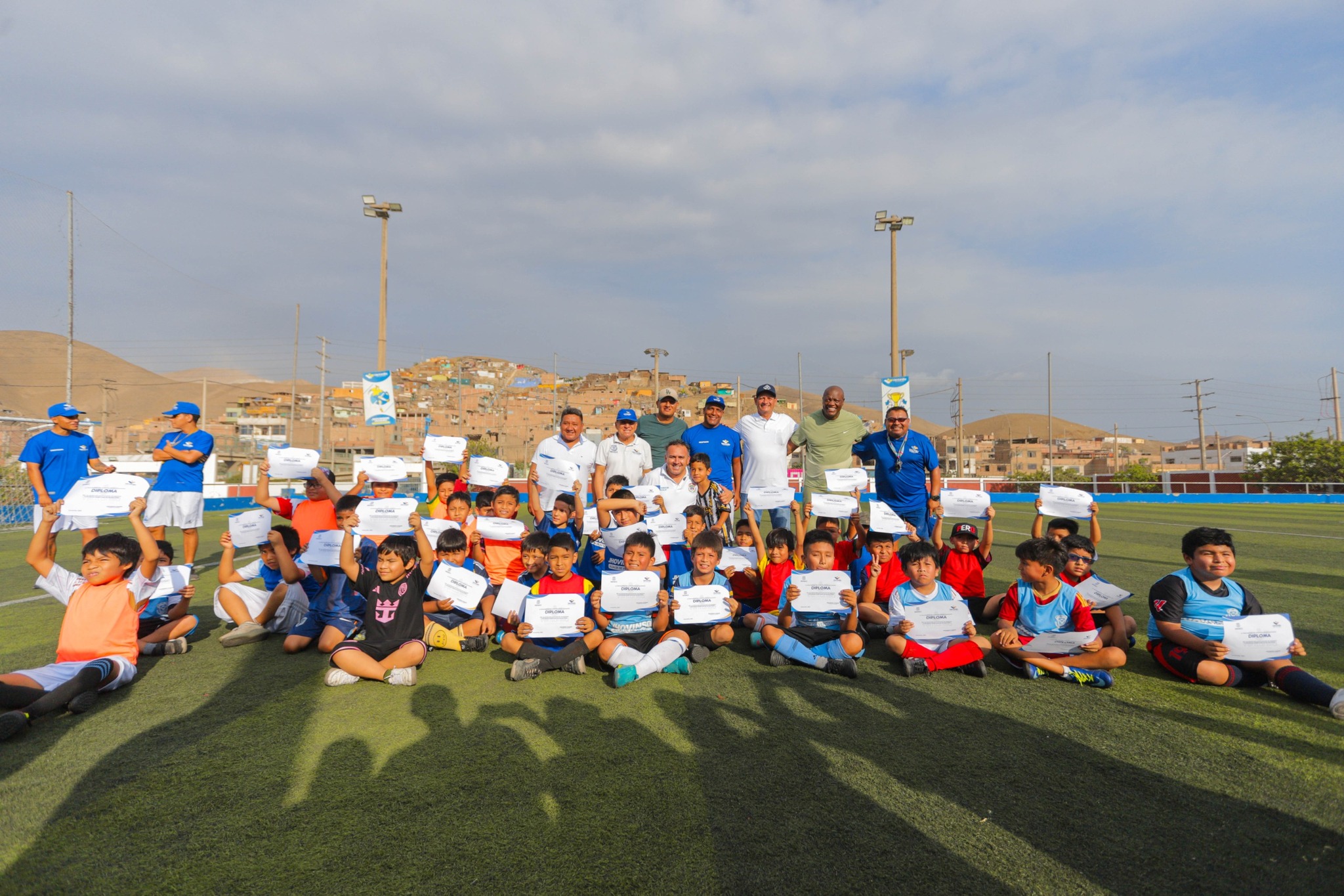 🎉 ¡Éxito en la clausura de cursos deportivos! Más de 30 mil jóvenes brillaron en la Villa Deportiva de Angamos. 🏆