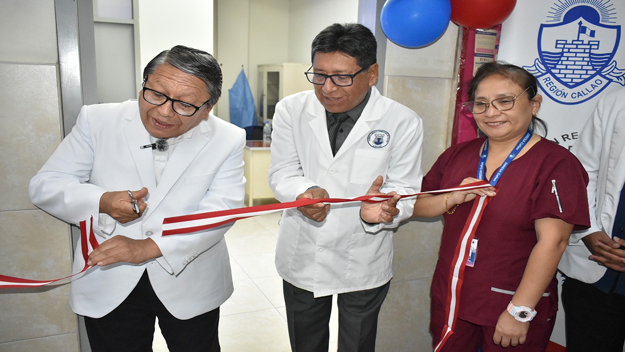 Corte de  cinta, durante la actividad de inauguración de los equipos