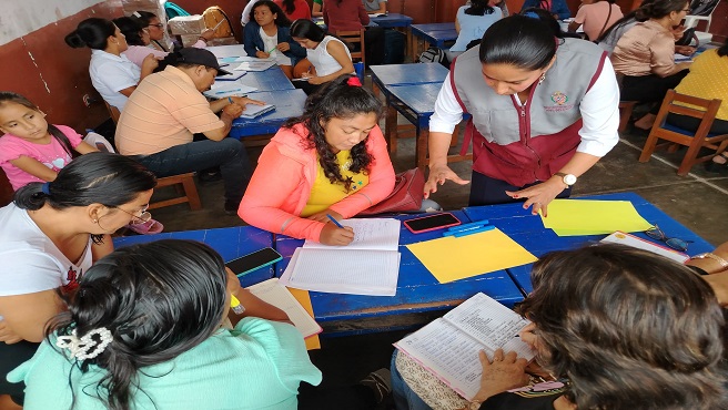 Docentes desarrollan trabajos grupales en el taller.
