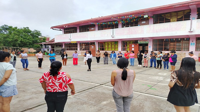 Dinámicas grupales desarrollan los docentes en el taller.