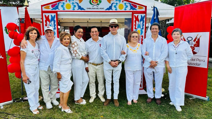 Exhibición de marinera norteña deslumbra en El Salvador