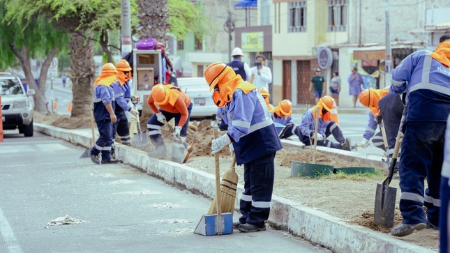  Mamitas de escasos recursos laboran en actividades de mantenimiento promovidas por la Municipalidad Provincial de Ilo.