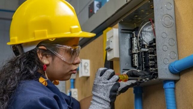 Hasta 28 de febrero se vence inscripciones para programa “Mujeres Electricistas” 
