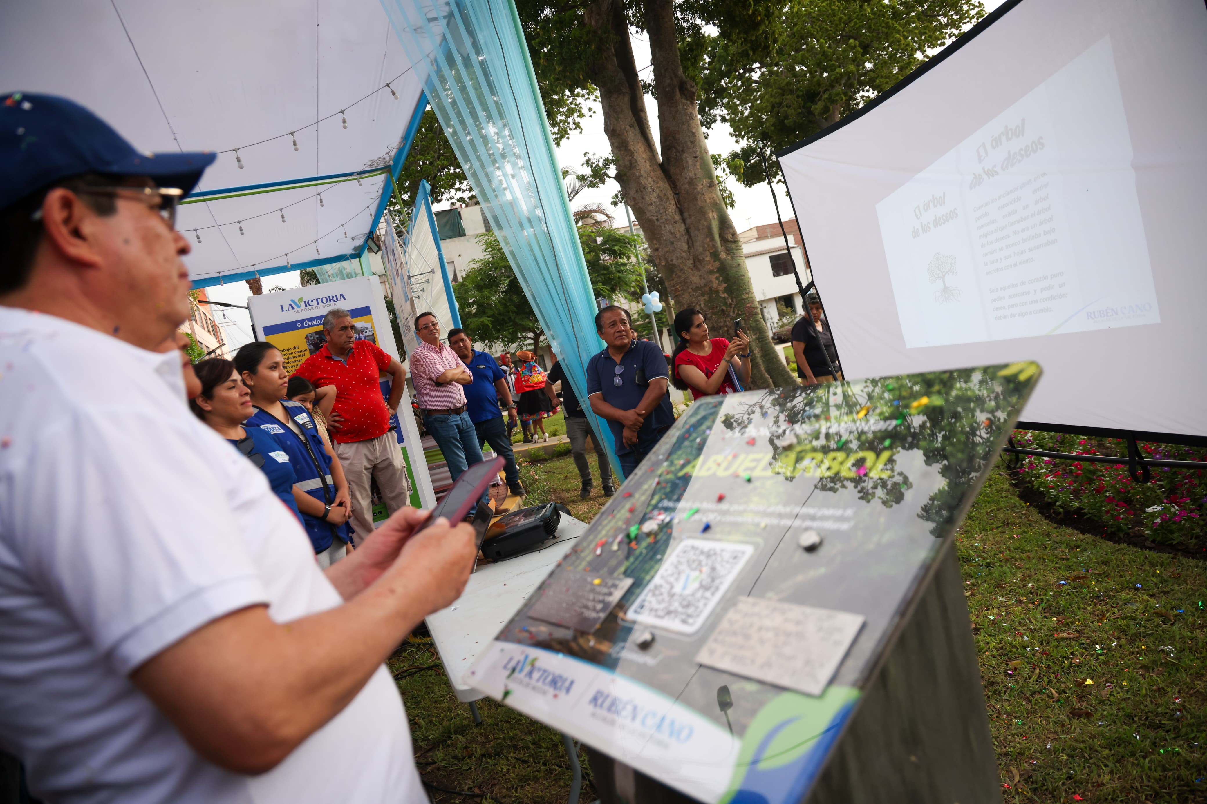 Se han dispuesto códigos QR donde las familias encontrarán cuentos con mensajes sobre el medio ambiente. Además, hay tarjetas braille, en un esfuerzo institucional por promover la inclusión.