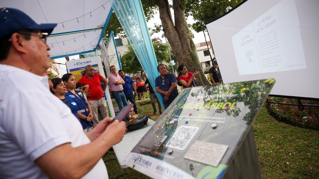 Se han dispuesto códigos QR donde las familias encontrarán cuentos con mensajes sobre el medio ambiente. Además, hay tarjetas braille, en un esfuerzo institucional por promover la inclusión.