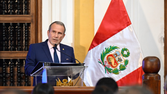 Canciller Schialer resalta el aporte de la mujer peruana en ceremonia institucional