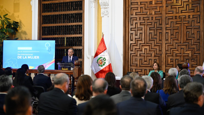 Canciller Schialer resalta el aporte de la mujer peruana en ceremonia institucional