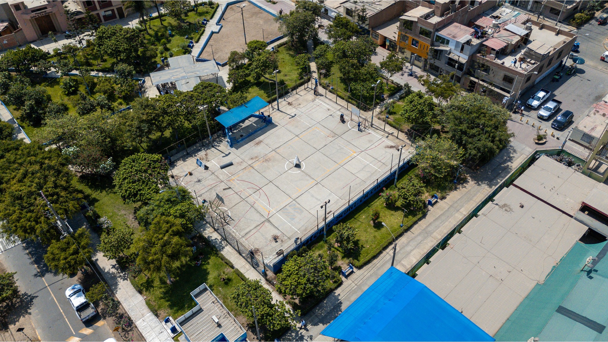 🔧🏀 Seguimos mejorando Ventanilla con el mantenimiento de la losa deportiva y parque en Los Licenciados. ¡Pronto en tu barrio! 🌟