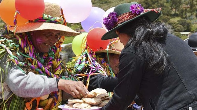 Foto de pobladores comiendo 