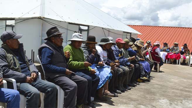 Foto persona repartiendo alimentos
