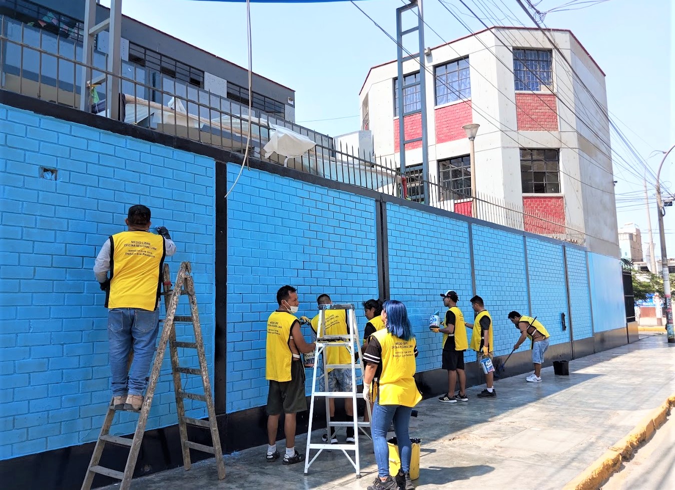 INPE realizando los trabajos de pintado en la fachad de la IE