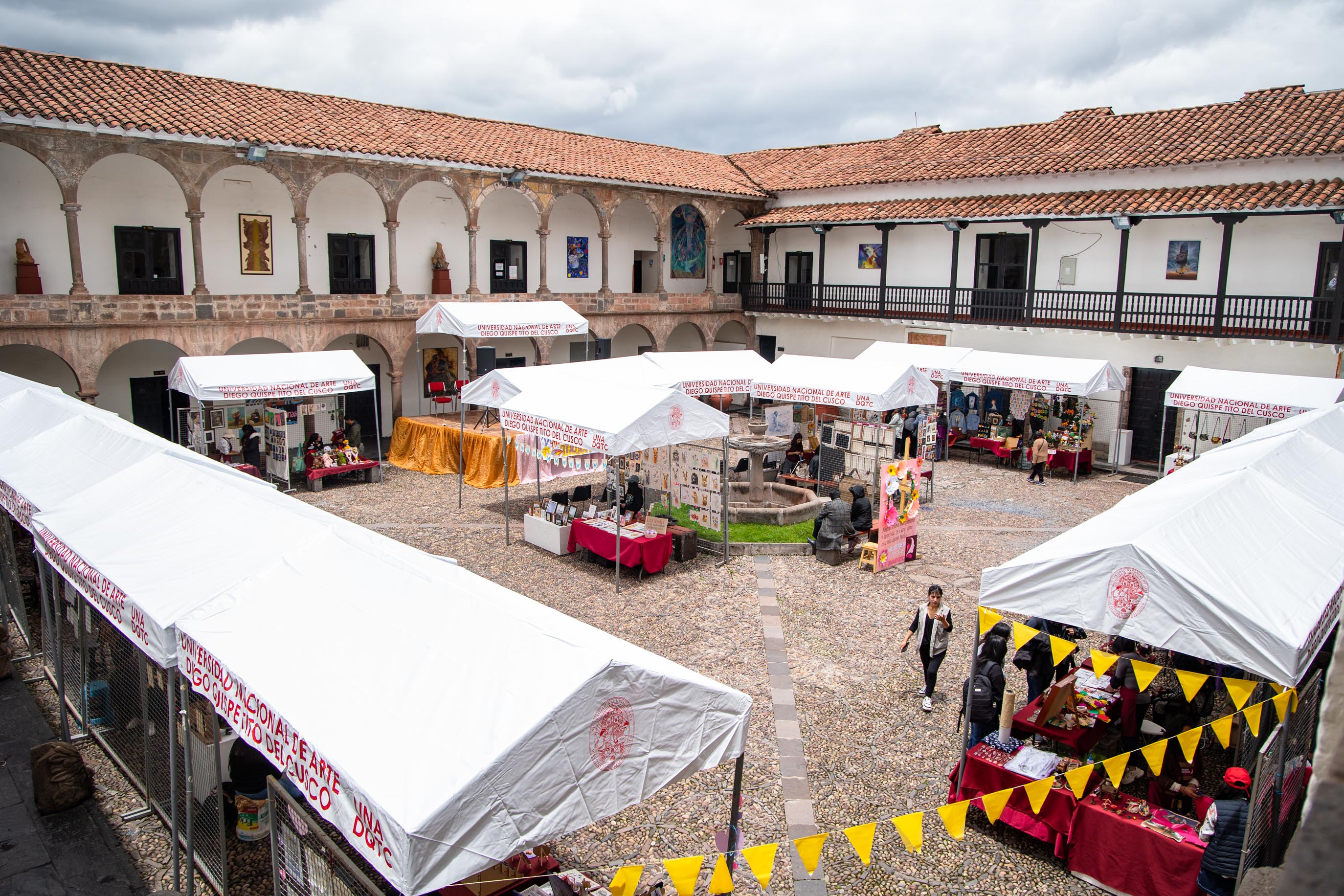 Toma panorámica de la feria en el patio central de la UNADQTC