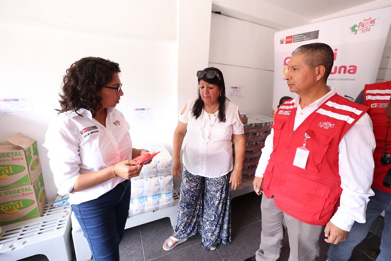 Ministra Leslie Urteaga supervisa cocina y almacén de escuela en Chancay para el  servicio alimentario escolar