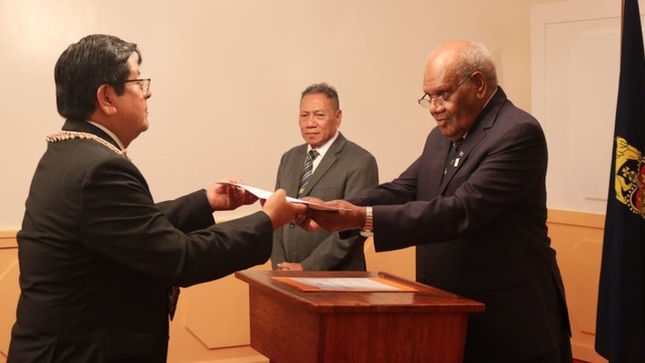 Embajador del Perú presenta cartas credenciales ante gobernador general en funciones de Islas Salomón