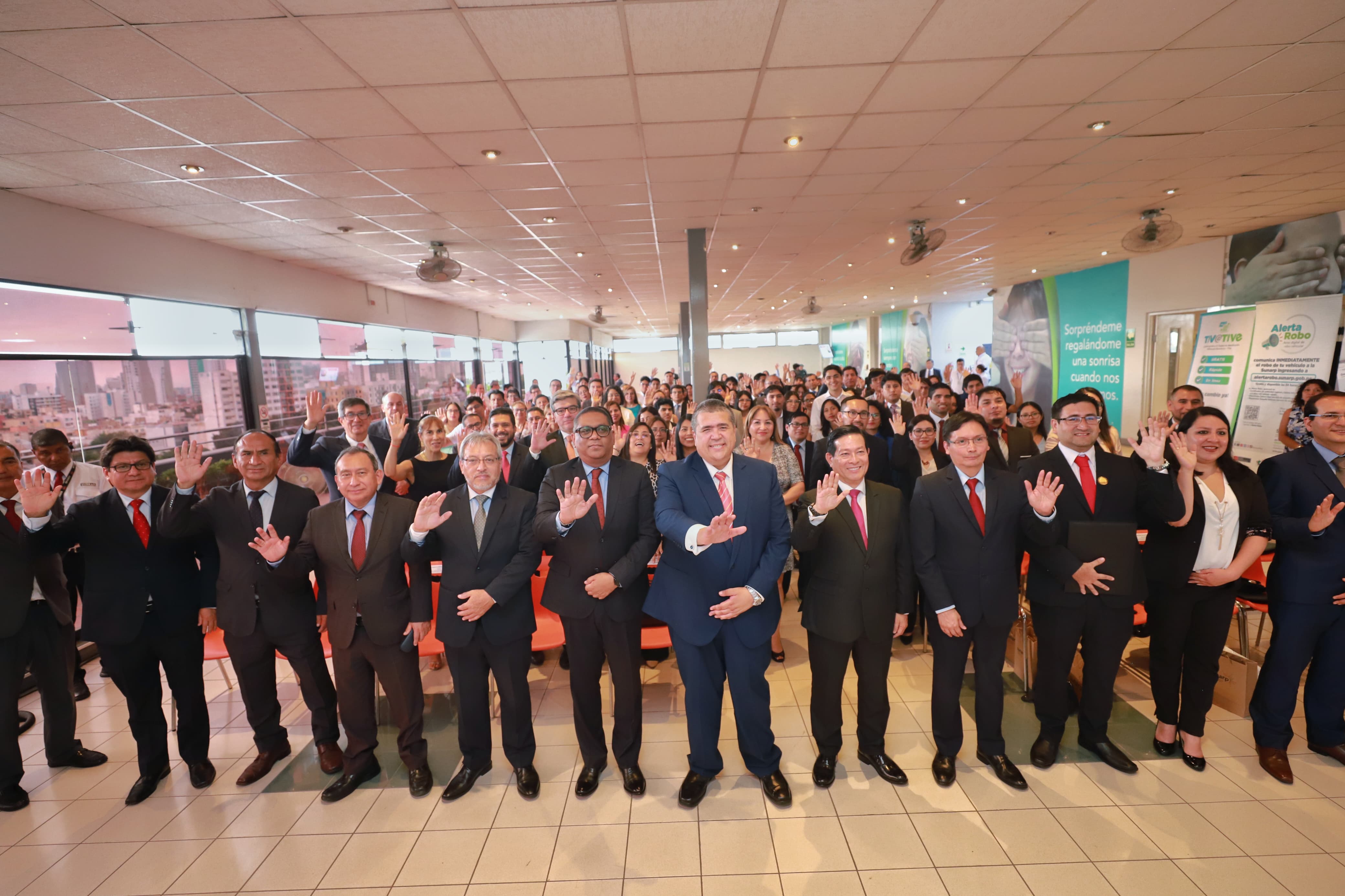 Foto de Participantes de la Catedra Sunarp posan para la foto de recuerdo