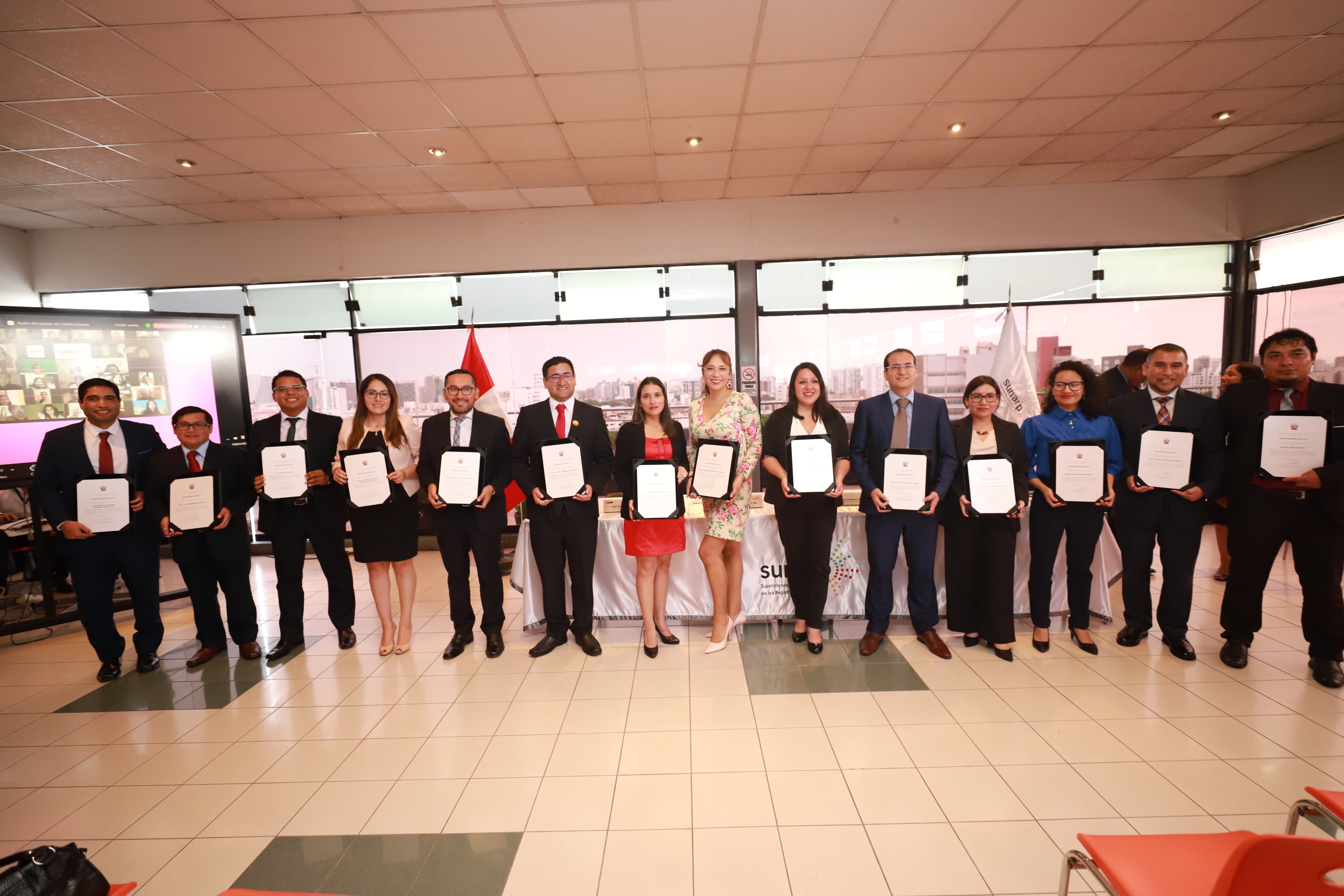 Foto de Participantes de la Catedra Sunarp muestran diplomas de reconocimiento