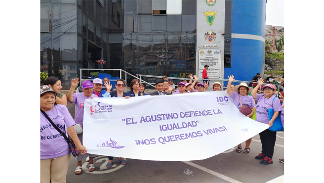 y los Integrantes del Grupo Familiar, llevaron a cabo un emotivo Banderolazo por los Derechos de la Mujer.✨✨
Este acto simbólico, realizado simultáneamente en Av. Riva Agüero cuadra 1, Óvalo de la Paz y Puente Nuevo, reunió a diversas instituciones y ciudadanos comprometidos con la defensa de la equidad de género y la lucha contra la violencia hacia la mujer.👩✨
Entre las entidades participantes estuvieron la Fiscalía Especializada de Familia de El Agustino, el Ministerio Público, el Programa de Justicia Juvenil Restaurativa, DEMUNA, la Fiscalía Penal del Tercer Despacho de Violencia, la ONG CENDIPP, así como la Comisaría de Santoyo y representantes de comedores autogestionarios, populares y del programa Vaso de Leche.
👉Con este evento, El Agustino reafirma su compromiso con los derechos de la mujer, promoviendo una sociedad más justa, igualitaria y libre de violencia.
