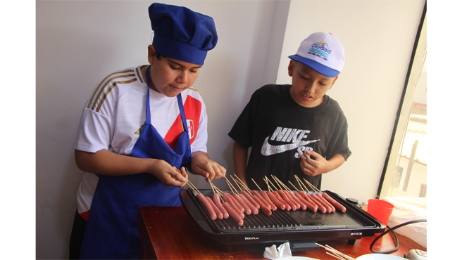 Durante el taller, los niños tuvieron la oportunidad de sumergirse en el fascinante mundo de la cocina, explorando nuevas técnicas culinarias, experimentando con ingredientes frescos y descubriendo el arte de preparar deliciosos platillos.
Este taller no solo les permitió adquirir habilidades prácticas, sino también fomentar su trabajo en equipo, su imaginación y su pasión por la gastronomía.