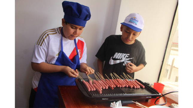 Durante el taller, los niños tuvieron la oportunidad de sumergirse en el fascinante mundo de la cocina, explorando nuevas técnicas culinarias, experimentando con ingredientes frescos y descubriendo el arte de preparar deliciosos platillos. 
Este taller no solo les permitió adquirir habilidades prácticas, sino también fomentar su trabajo en equipo, su imaginación y su pasión por la gastronomía.