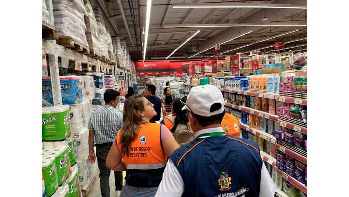 Inspeccionan Hiperbodega Precio Uno.