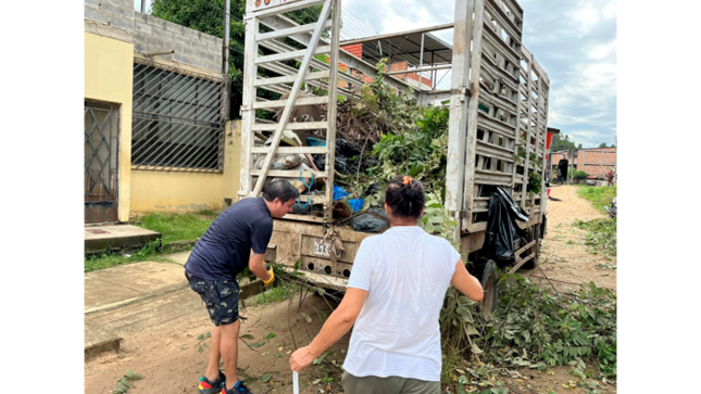 Jornada de limpieza, poda descolmatación de cunetas y sistemas de drenajes en el barrio Primavera - Tarapoto. 
