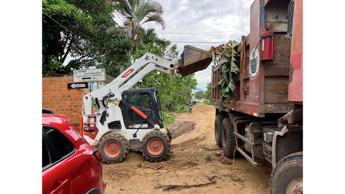 Jornada de limpieza, poda descolmataci贸n de cunetas y sistemas de drenajes en el barrio Primavera - Tarapoto.