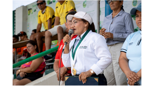 Alcaldesa a Play de honor en inicio de copa Perú.