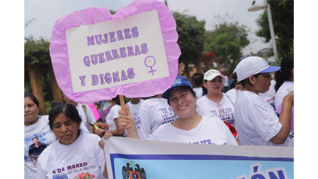 La actividad inició en Puente Nuevo y recorrió las principales calles del distrito hasta llegar a la Plaza de Armas de El Agustino, donde se vivió una jornada llena de alegría.
Además, se ofrecieron diversos servicios gratuitos como corte de cabello, pintado de uñas y atención en salud, brindando bienestar y apoyo a nuestras vecinas.