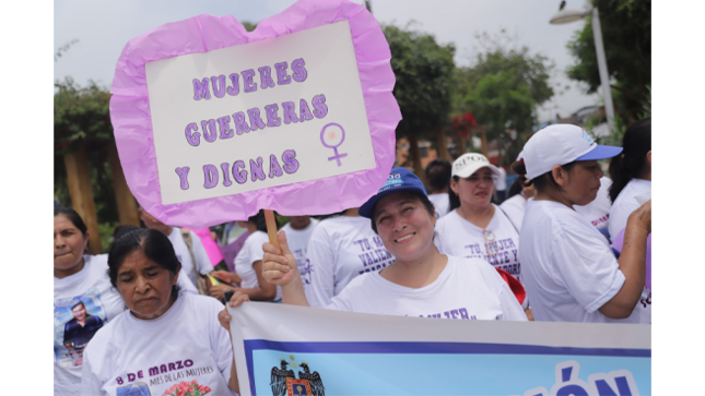 La actividad inició en Puente Nuevo y recorrió las principales calles del distrito hasta llegar a la Plaza de Armas de El Agustino, donde se vivió una jornada llena de alegría.
Además, se ofrecieron diversos servicios gratuitos como corte de cabello, pintado de uñas y atención en salud, brindando bienestar y apoyo a nuestras vecinas.
