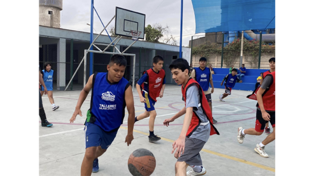 La energía y el entusiasmo de los participantes fueron contagiosos, y fue fantástico ver cómo tanto los más pequeños como los jóvenes demostraron sus habilidades en la cancha. Además de ser divertido, fue una excelente manera de fomentar el trabajo en equipo y la disciplina. Sin duda, el basketball está empezando a ser un deporte muy llamativo, y este tipo de eventos son perfectos para seguir promoviendo su práctica.