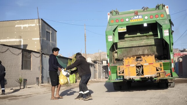 Después de más de 14 años, la Municipalidad Provincial Mariscal Nieto, a través de la subgerencia de servicios públicos, ha implementado el servicio de recojo de residuos sólidos en la Asociación de Vivienda “Unidos si triunfamos”, beneficiando directamente a más de 1000 familias de la zona. 