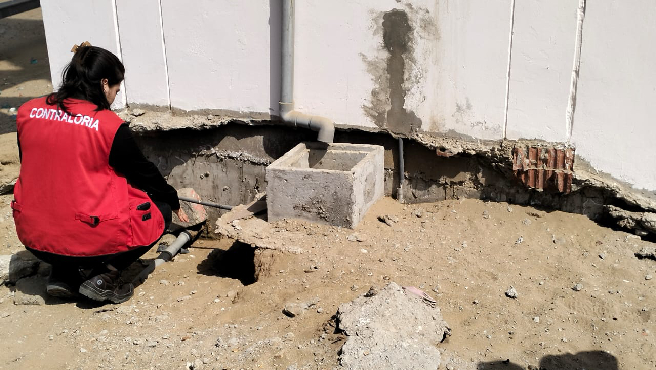 Lambayeque. – Estudiantes y docentes de la Institución Educativa N° 10189 de la localidad de Pasaje Norte, en el distrito de Olmos, fueron afectados por irregularidades en la rehabilitación de su local escolar, cuyos trabajos presentan deficiencias que generaron un perjuicio de S/ 683 000. El proyecto, a cargo de la Municipalidad Distrital de Olmos, contaba con S/ 5 662 521 provenientes de la Autoridad para la Reconstrucción con Cambios (hoy Autoridad Nacional de Infraestructura - ANIN).