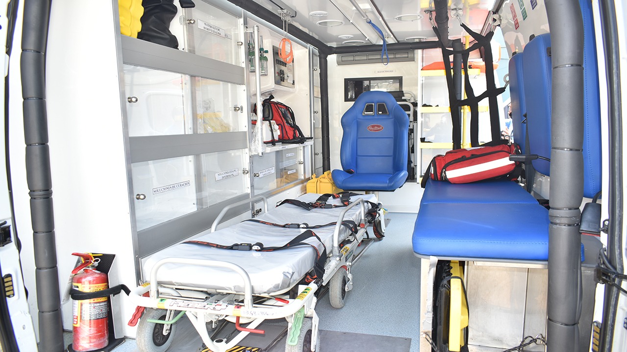 Interior de la ambulancia, completamente equipada 