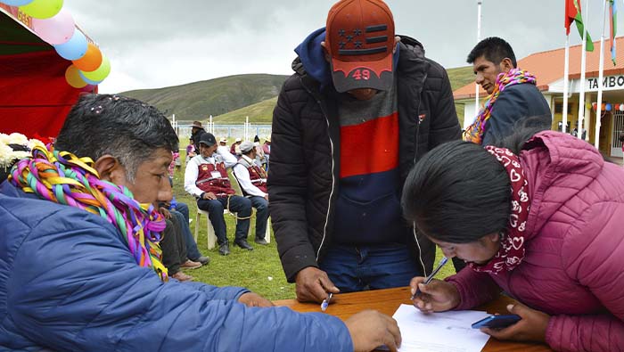 Foto de personas firmando