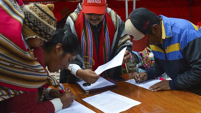 Foto de personas firmando
