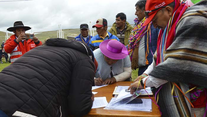Foto de personas firmando
