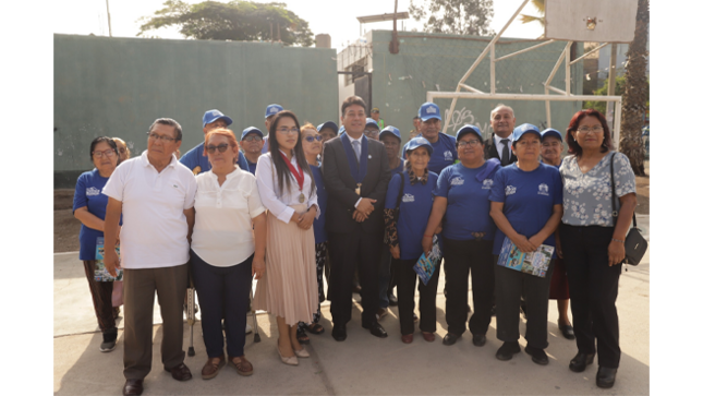 Esta mañana, nuestro alcalde Richard Soria participó en el izamiento de la bandera en el pueblo de Villa Hermosa, un acto lleno de patriotismo y unidad.