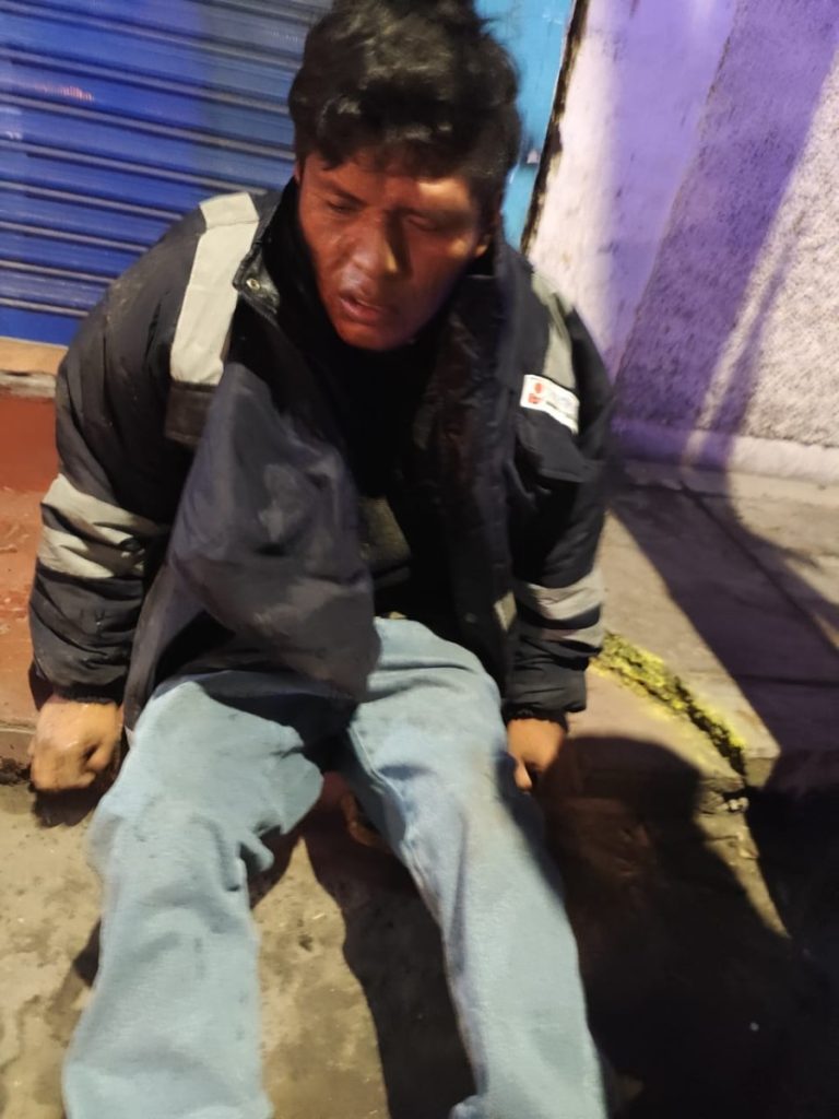 En horas de la madrugada, aproximadamente a las 02:00 a.m., personal de Serenazgo de la Oficina de Seguridad Ciudadana logró la captura de un individuo que intentaba darse a la fuga tras arrebatar un celular a una ciudadana en la Av. Manuel C. de la Torre, a la altura del paradero de las combis.