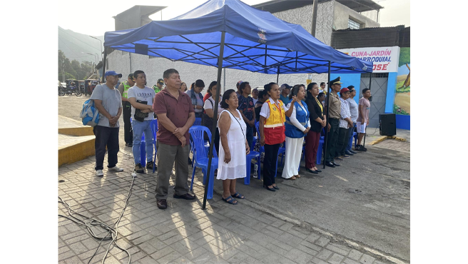 Contando con la participación de la Regidora Luz Suasnabar, efectivos policiales de la comisaría San Pedro, personal de seguridad ciudadana, juntas directivas y vecinos en general.
Este tipo de actos simbólicos no solo refuerzan el respeto por los símbolos patrios, sino que también fomentan la participación ciudadana.