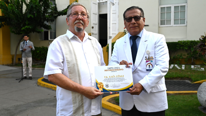 Los representantes de los servicios participantes y el Dr. Raúl Pérez recibieron un Diploma de Reconocimiento. 