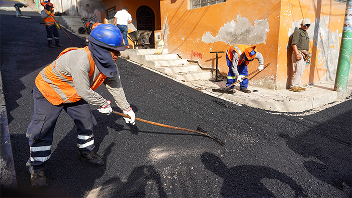 trabajos de colocación de la carpeta asfáltica de la pista de la Av. Las Mercedes