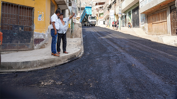 trabajos de colocación de la carpeta asfáltica de la pista de la Av. Las Mercedes