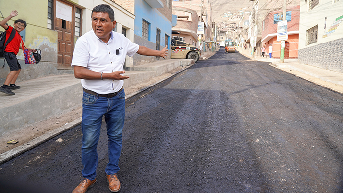 trabajos de colocación de la carpeta asfáltica de la pista de la Av. Las Mercedes